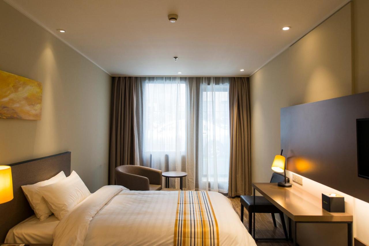 Home Inns Plus Shanghai Xujiahui Branch Exterior foto