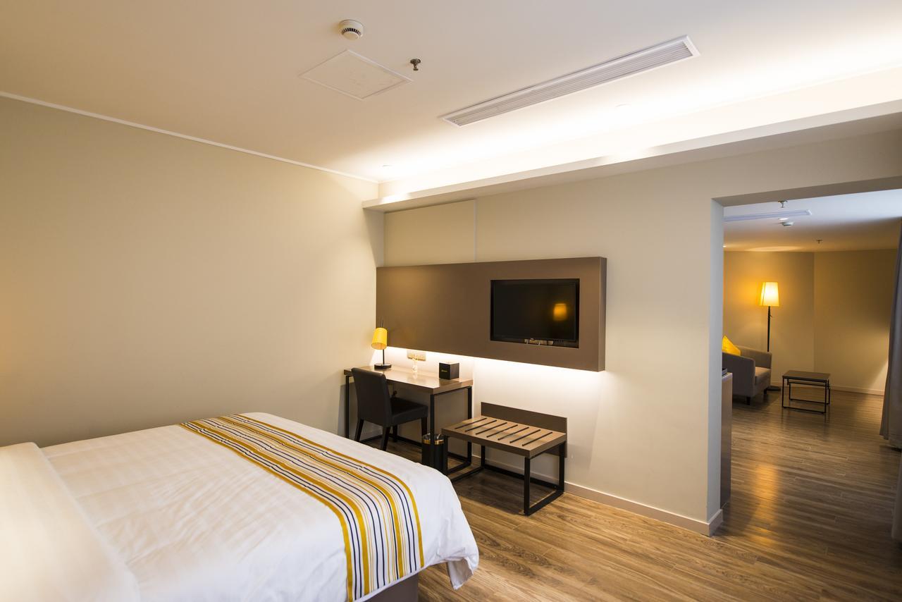 Home Inns Plus Shanghai Xujiahui Branch Exterior foto